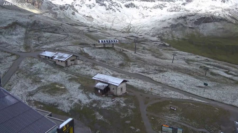 Auf 2486 Meter über Meer, in St. Moritz/Corviglia, hat es eine ganz feine Schneeschicht über Nacht gegeben.