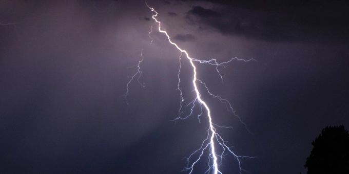Blitze gehen während eines Gewitters nieder. (Symbolbild) Unwetter