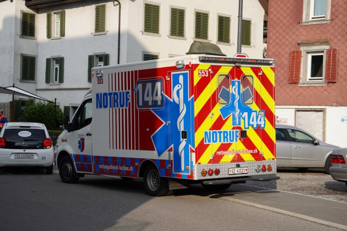 Die Polizei sucht nach Zeugen – der genaue Unfallhergang ist unklar. Unfall Siebnen SZ