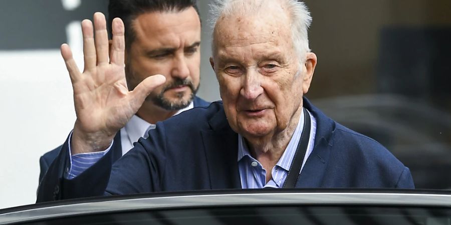 König Albert II. von Belgien winkt beim Verlassen des Saint-Luc-Krankenhauses. Der 89-Jährige war nach Dehydrierungsanzeichen am vergangenen Dienstag vorsorglich im Krankenhaus aufgenommen worden und wurde nach ungefähr einer Woche wieder entlassen. Foto: Frederic Sierakowski/Belga/dpa