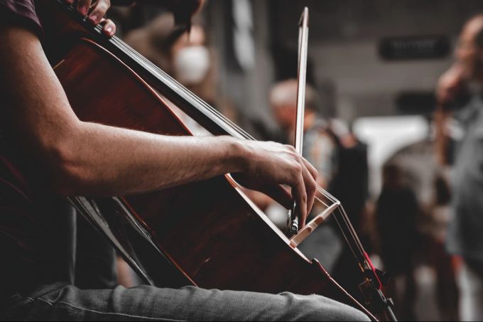 Ein Strassenmusiker mit einem Cello. musiker london casting