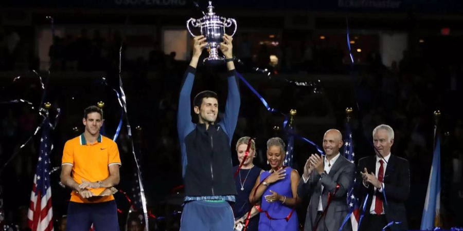 Novak Djokovic stemmt die Trophäe nach dem Gewinn der US Open in die Höhe.