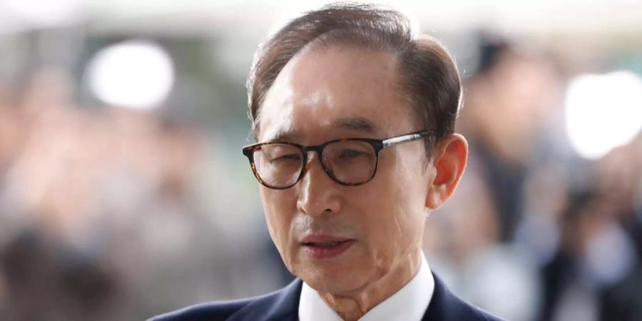 Südkoreas ehemaliger Präsident Lee Myung Bak erscheint zur Gerichtsverhandlung in Seoul.