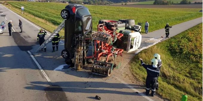 Ein ungewöhnliches Bild in Niederösterreich: Der Traktor hat das Auto beim Zusammenprall aufgespiesst. Ein ungewöhnliches Bild in Niederösterreich: Der Traktor hat das Auto beim Zusammenprall aufgespiesst.