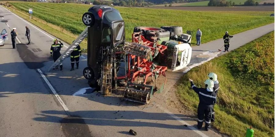 Ein ungewöhnliches Bild in Niederösterreich: Der Traktor hat das Auto beim Zusammenprall aufgespiesst.