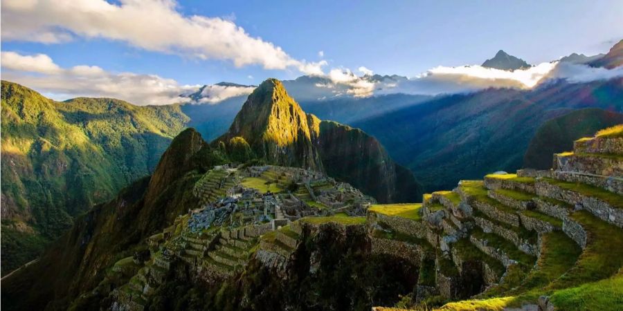 Der weltberühmt Inka-Stadt Machu Picchu in Peru wird von der Sonne angestrahlt.