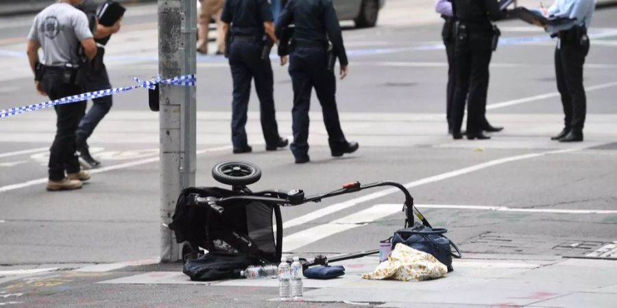 Ein umgestürzter Kinderwagen liegt auf der Bourke Street in Melbourne