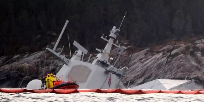 Die norwegische Fregatte «KNM Helge Ingstad» liegt teilweise unter Wasser in der Nordsee in der Nähe von Bergen. Die norwegische Fregatte «KNM Helge Ingstad» liegt teilweise unter Wasser in der Nordsee in der Nähe von Bergen.