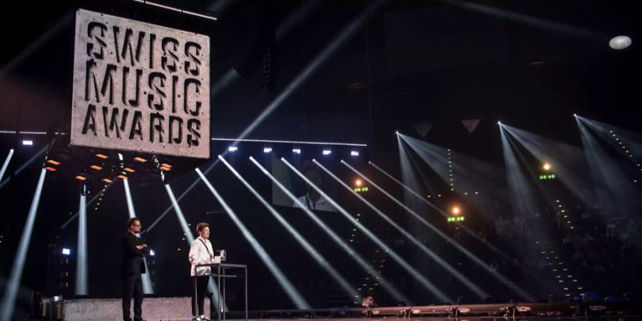 Der Schweizer Sänger Nemo bedankt sich an den Swiss Music Awards 2018 in Zürich für einen Preis.