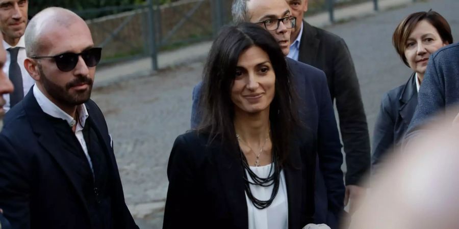 Virginia Raggi (M), Bürgermeisterin von Rom, spricht mit Journalisten.