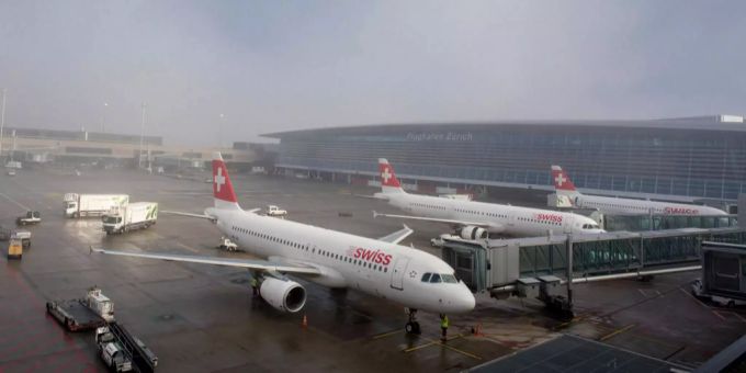 Flugzeuge stehen im Flughafen Zürich in Kloten. (Symbolbild) Flugzeuge stehen im Flughafen Zürich in Kloten.