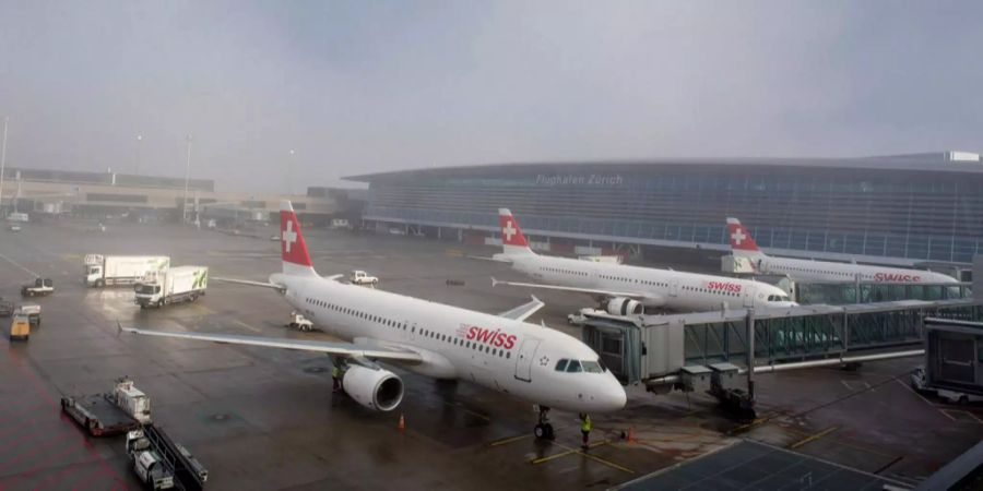 Flugzeuge stehen im Flughafen Zürich in Kloten.