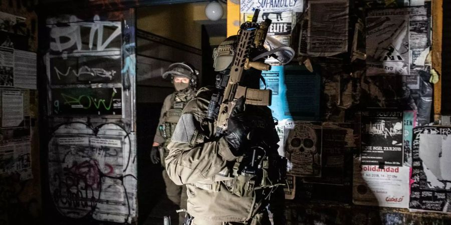 Polizei-Grosseinsatz in der Rigaer Strasse