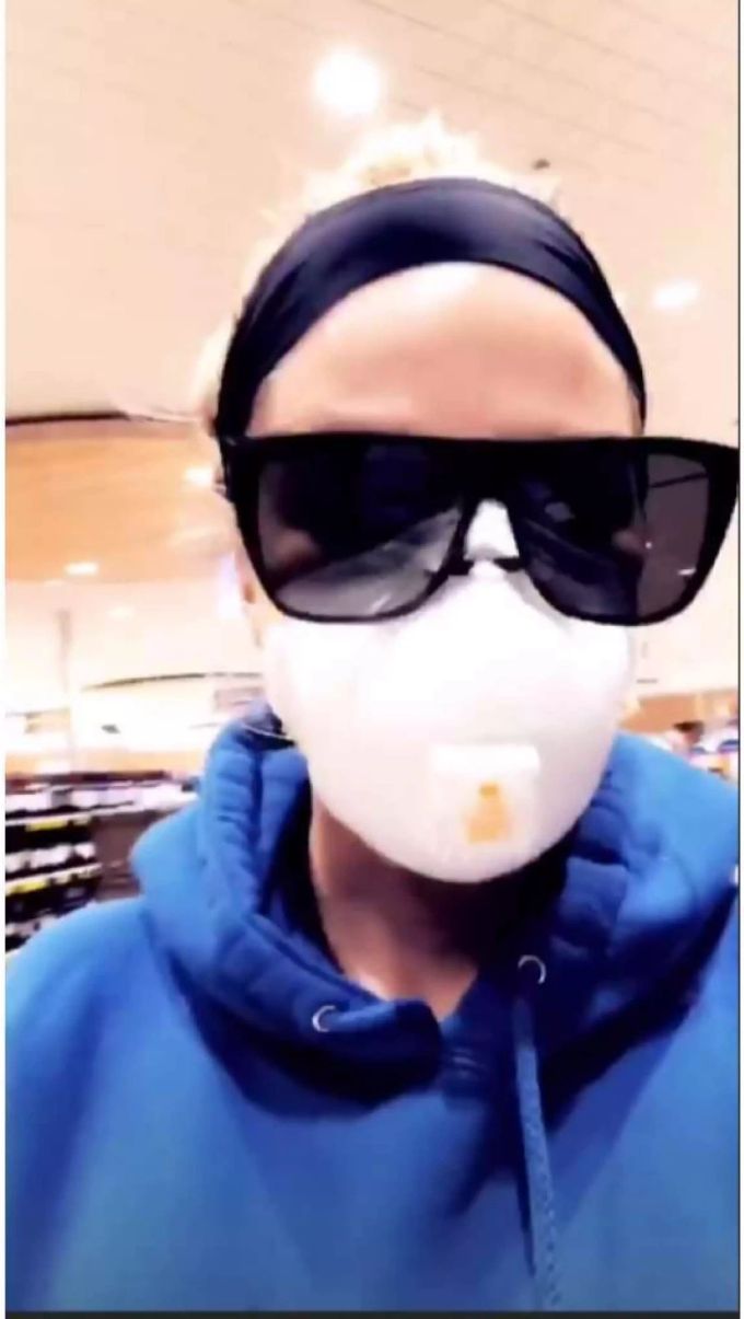 Khloe Kardashian besorgt den Feuerwehrleuten mit Atemmaske Trinkwasser. Khloe Kardashian besorgt den Feuerwehrleuten mit Atemmaske Trinkwasser.