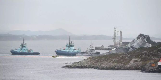 Die norwegische Fregatte Helge Ingstad nach der Kollision mit einem Öltanker.