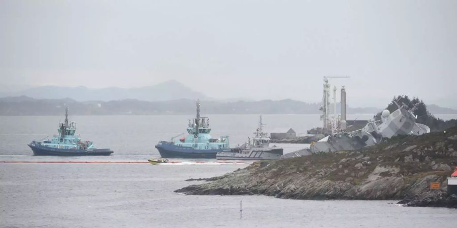 Die norwegische Fregatte Helge Ingstad nach der Kollision mit einem Öltanker.