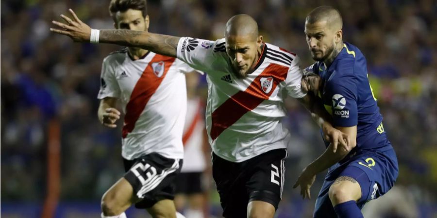 Jonatan Maidana (Mitte, River Plate) kämpft mit Dario Benedetto (Boca Juniors) um den Ball.