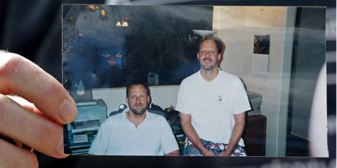 Eric Paddock zeigt ein Photo von sich (l.) und seinem Bruder, dem Todesschützen von Las Vegas, Stephen Paddock (r.) vor ihrem Zuhause in Orlando, Florida (US). Eric Paddock zeigt ein Photo von sich (l.) und seinem Bruder, dem Todesschützen von Las Vegas, Stephen Paddock (r.) vor ihrem Zuhause in Orlando, Florida (US).