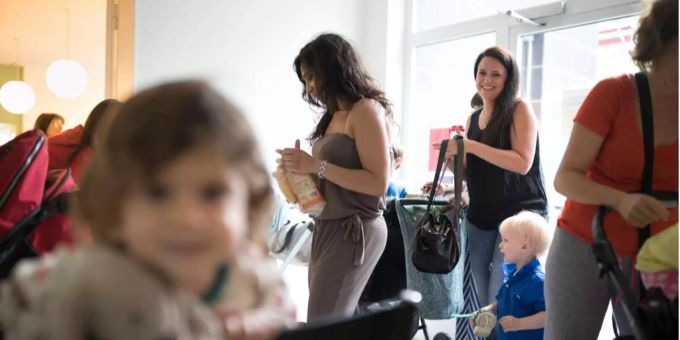Mutter und ihre Kinder verabschieden sich von einem Hort. Mutter und ihre Kinder verabschieden sich von einem Hort.