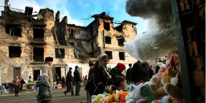 Das am 31. Dezember 2005 aufgenommene Bild mit dem Titel 'Tschetscheniens vergessene Kinder' zeigt eine Strassenszene in der Hauptstadt Grosny. Das am 31. Dezember 2005 aufgenommene Bild mit dem Titel 'Tschetscheniens vergessene Kinder' zeigt eine Strassenszene in der Hauptstadt Grosny.