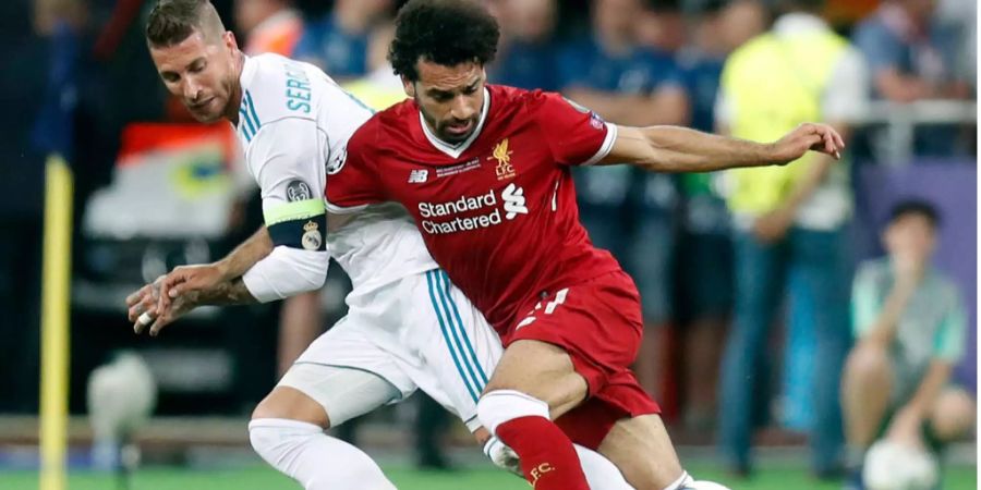 Sergio Ramos foult Mohamed Salah im Champions League Final 2018.