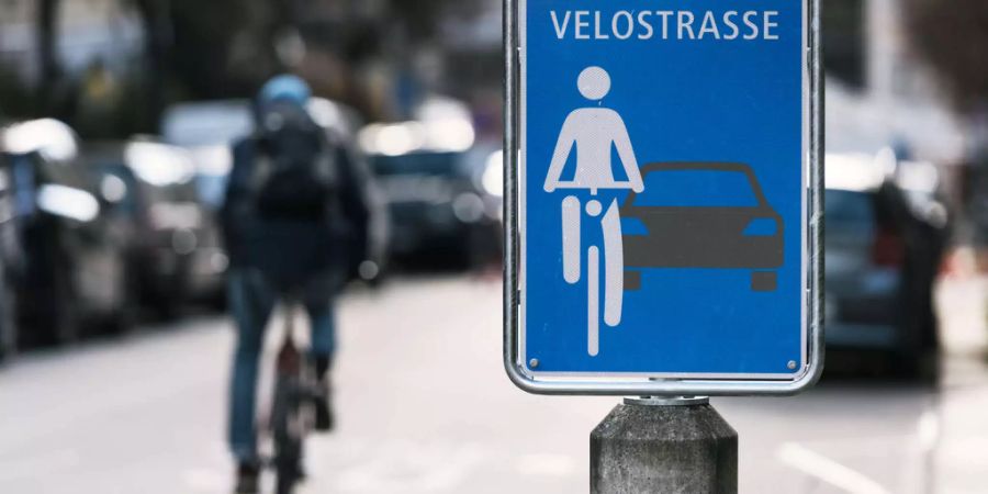 "Velostrasse"-Schild in Zürich bei einer Velostrasse 2016 - Keystone