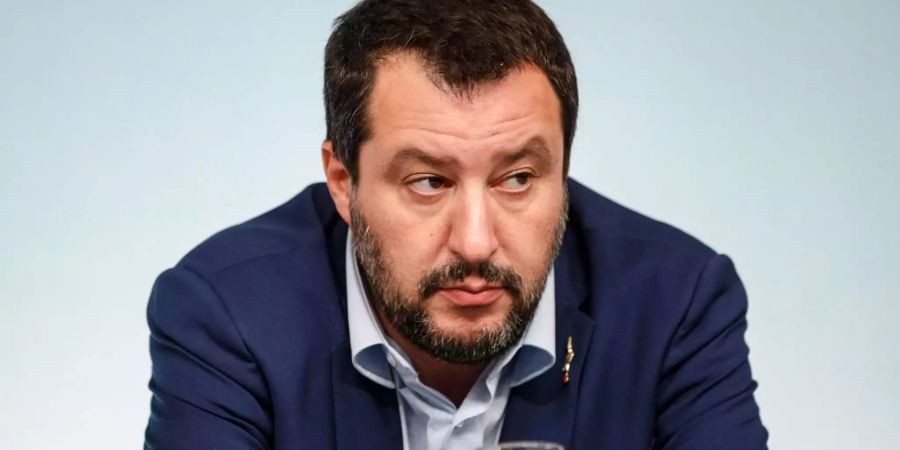 Italiens Innenminister Matteo Salvini zeigt sich auf Twitter empört über den Fall.