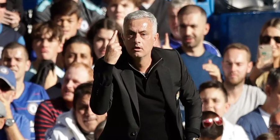 Manchester United Trainer José Mourinho gestikuliert während ihres Premier League Spiels gegen den FC Chelsea.