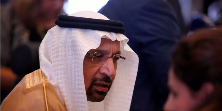 Der Energieminister Khalid al-Falih (M) von Saudi-Arabien spricht bei einer Pressekonferenz.