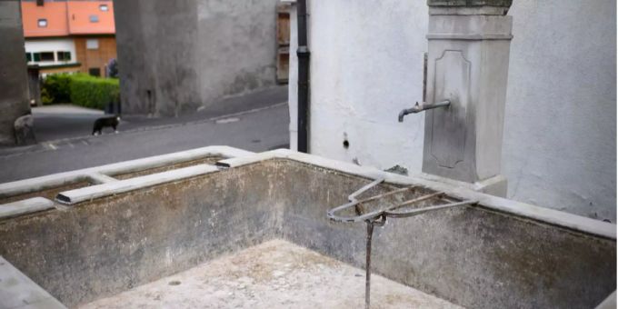 Ein trocken gelegter Brunnen. (Symbolbild) Ein trocken gelegter Brunnen. (Symbolbild)