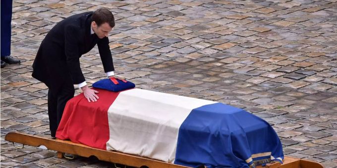 Der französische Präsident Emmanuel Macron steht während einer feierlichen Trauerfeier vor dem Sarg des Gendarmerie-Oberstleutnants Arnaud Beltrame. macron