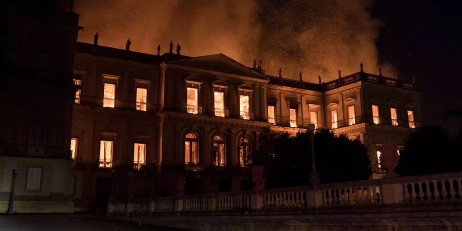 Das brasilianische Nationalmuseum in Rio de Janeiro steht in Flammen.