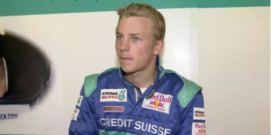 Kimi Räikkönen an einer Pressekonferenz im Jahre 2001, als er bei Sauber seine Formel-1-Karriere lancierte.