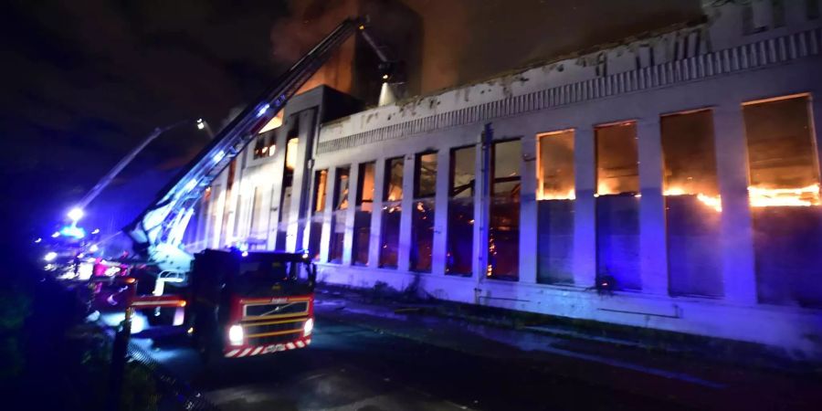 Einsatzkräfte der Feuerwehr löschen den Brand des Littlewoods Pools Gebäudes.