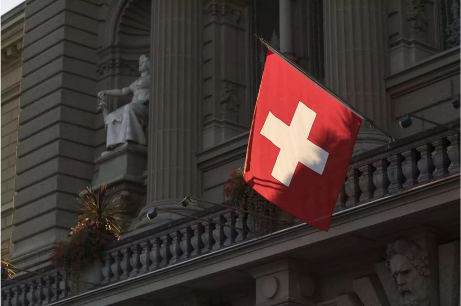 Schweizer Fahne weht am Bundeshaus - Keystone