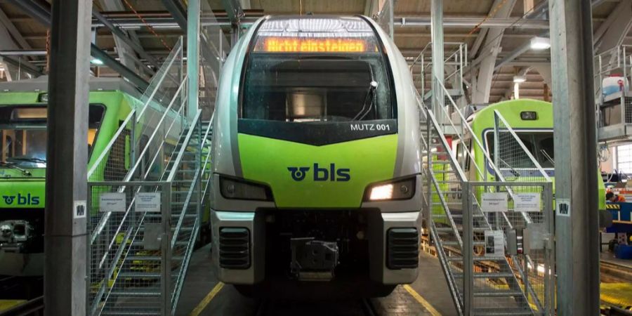 Mehrere S-Bahn-Züge stehen im BLS-Depot Aebimatt in Bern.