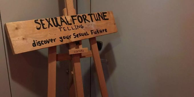 Bloom erklärt die sexuelle Zukunft. Bloom erklärt die sexuelle Zukunft.