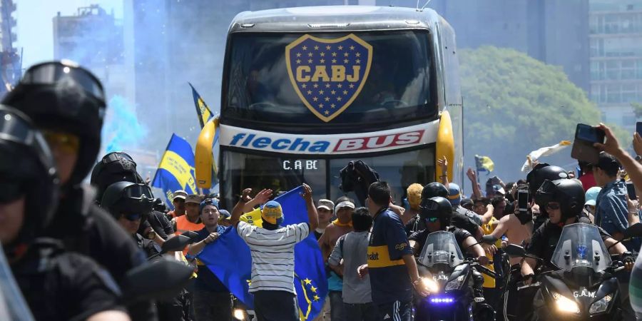 Der Bus von Boca Juniors fährt zum Stadion.