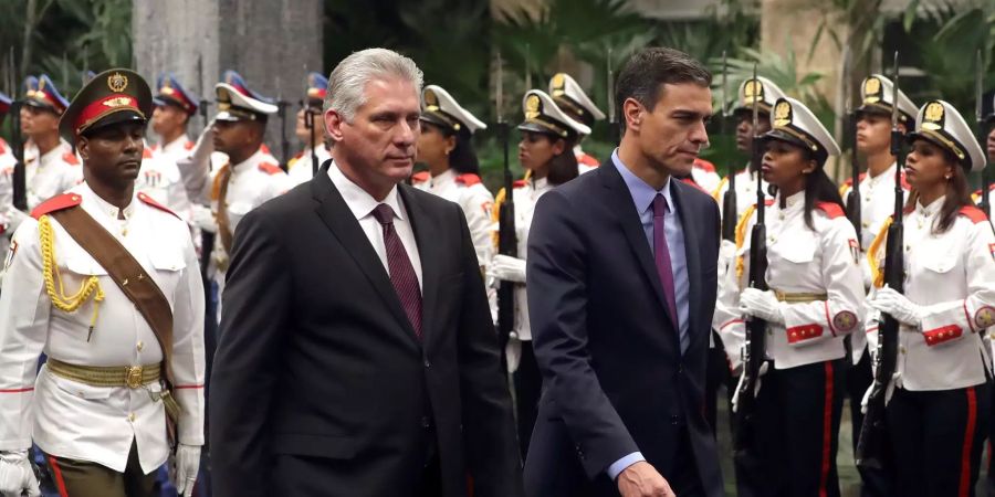 Kubas Präsident Miguel Diaz-Canel (M, l) und Spaniens Premierminister Pedro Sánchez (M, r) laufen an Ehrenwachen vorbei.