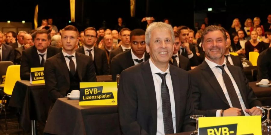 BVB-Trainer Lucien Favre (vorne links) sitzt heute Sonntag in der Mitgliederversammlung der Borussia Dortmund.