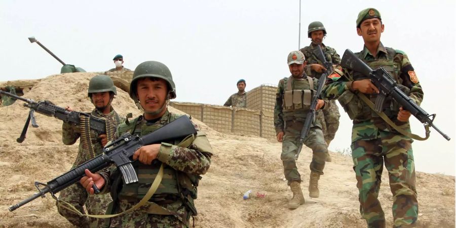 Afghanische Soldaten gehen um einen Sicherheitsstützpunkt in der Provinz Kundus.