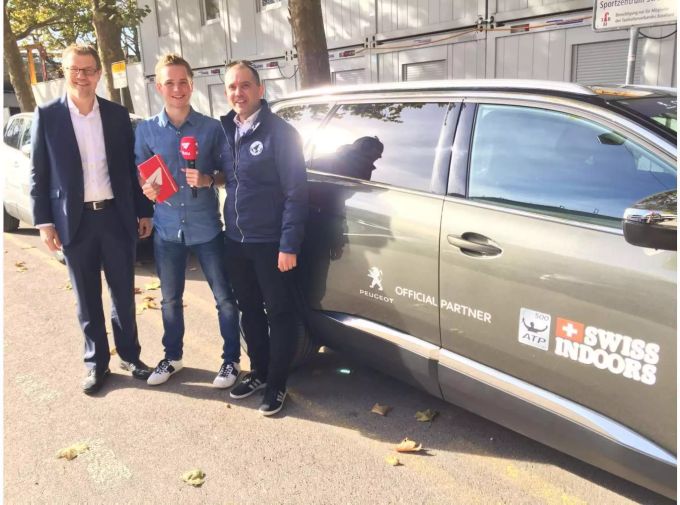 Nau-Reporter Fabio Back sitzt in das Taxi des Swiss Indoors.