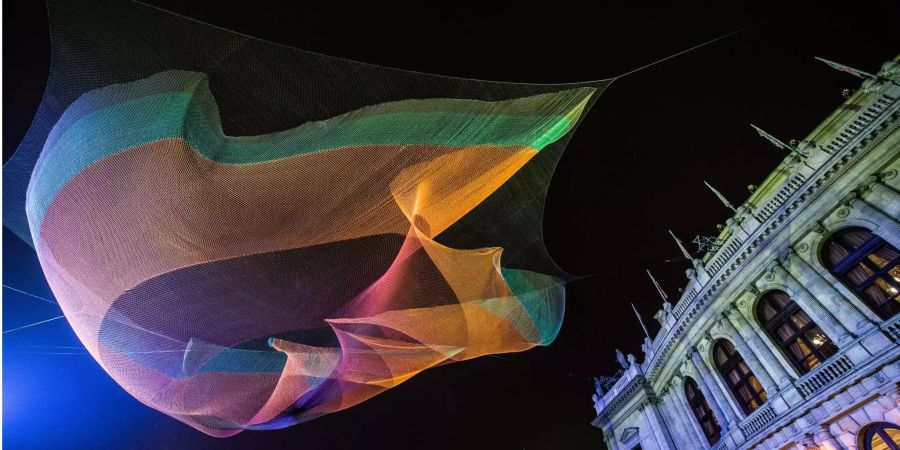 Die Licht-Installation «1.26» von Janet Echelman (USA), aufgenommen beim Signal Festival 2015.