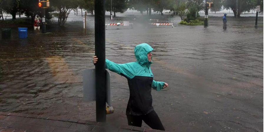 Eine Frau geht über eine überflutete Strasse, während sich Hurrikan «Florence» der Region nähert. Als eine der ersten Gegenden wurde der Nationalpark Outer Banks getroffen, eine dem Festland vorgelagerte Insel im Bundesstaat North Carolina.