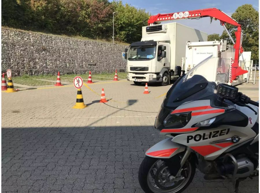 Ein weisser Lieferwagen in der Kontrolle der Polizei - zvg Polizei Basel-Landschaft