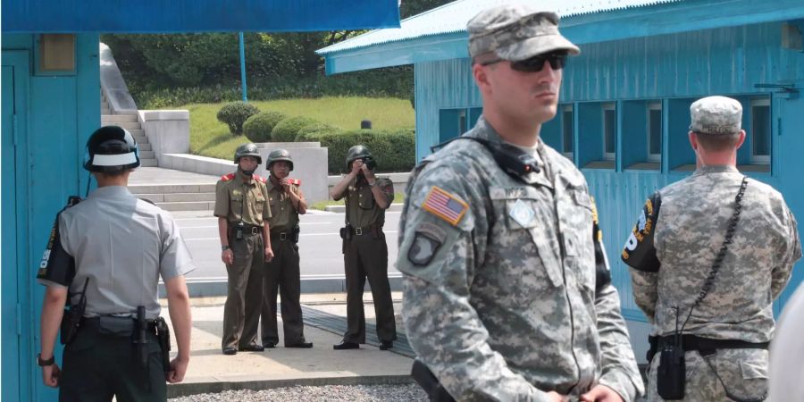 Soldaten der nordkoreanischen Volksarmee schauen auf die südkoreanische Seite der Pufferzone.