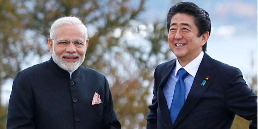 Indiens Premierminister Narendra Modi (l) und Shinzo Abe, Premierminister Japans, posieren für ein Foto.