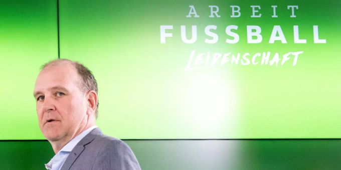 Jörg Schmadtke, Sport-Geschäftsführer beim Fussball-Bundesligisten VfL Wolfsburg, kommt zu seiner Vorstellung in die Volkswagen-Arena. Jörg Schmadtke, Sport-Geschäftsführer beim Fussball-Bundesligisten VfL Wolfsburg, kommt zu seiner Vorstellung in die Volkswagen-Arena.