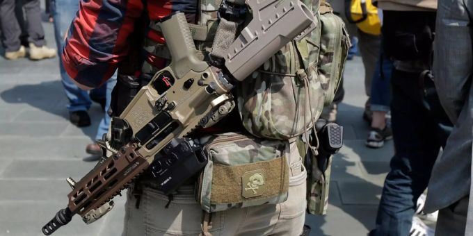Gun Control – Wer macht das Rennen? Ein Waffenunterstützer trägt ein Gewehr in Seattle. Gun Control – Wer macht das Rennen? Ein Waffenunterstützer trägt ein Gewehr in Seattle.