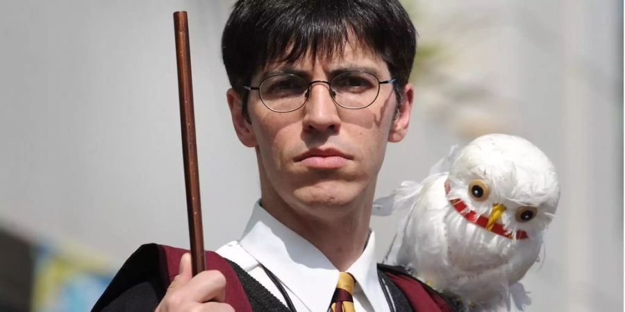 Eine Person hat sich als Harry Potter verkleidet.